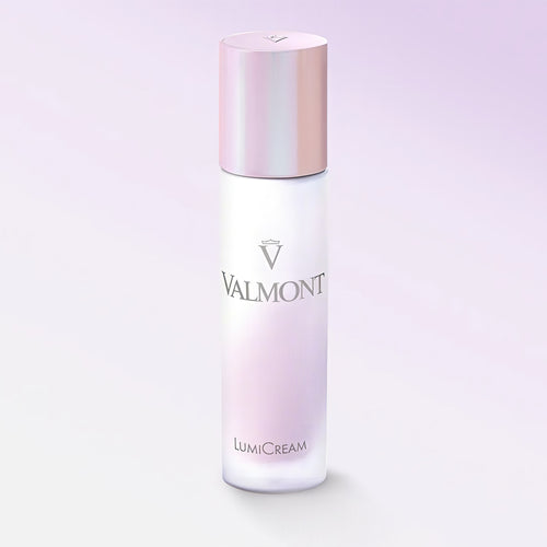 Triple DNA (for ultra‑deep hydration), plant extracts (white mulberry, ginseng), and soft-focus technology