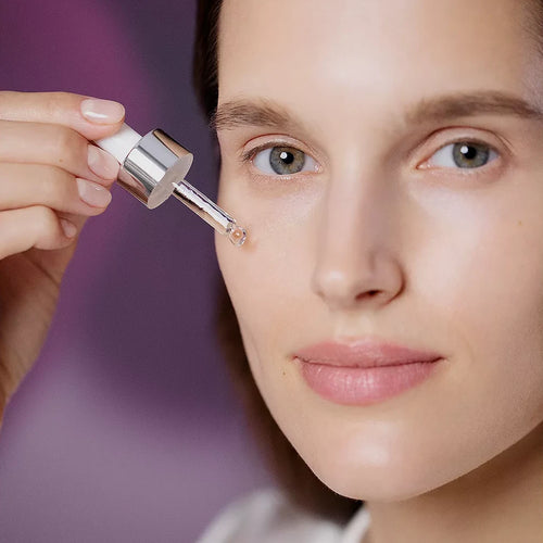 Apply three to seven drops in the morning and/or evening on clean skin, face and neck, avoiding the area around the eyes