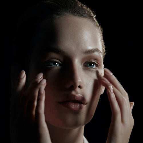 With regular use, the eye contour appears significantly more youthful and revitalized