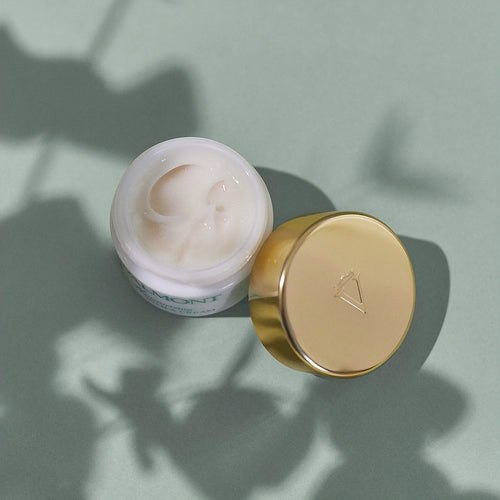 Creates an optimal hydration ecosystem that works on multiple levels while regenerating skin